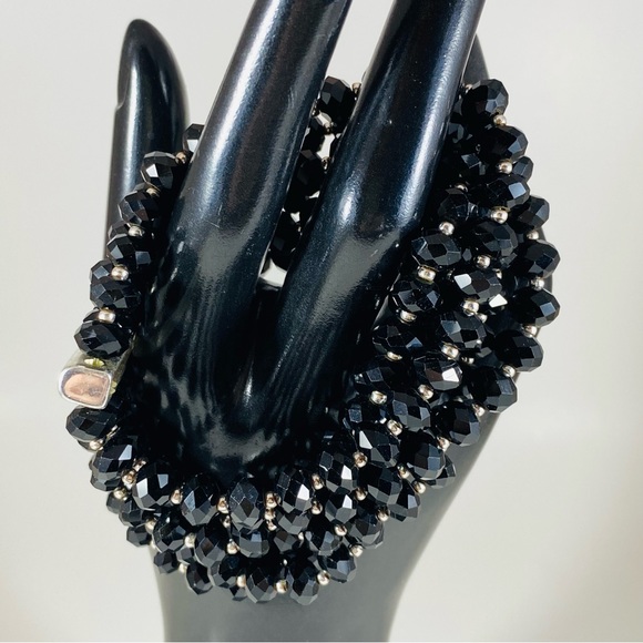 Stunning jet black 6 row crystal stretch bracelet with silver bar embellishment - Picture 4 of 5